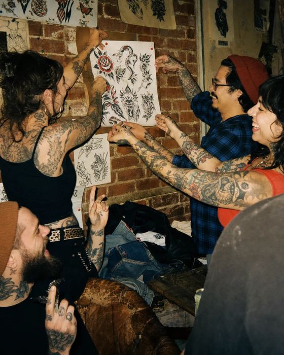Artistas pendurando desenhos de flash
